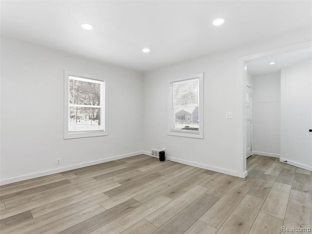 1122 E Elza Avenue, Hazel Park, MI 48030