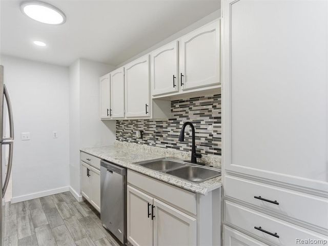 1122 E Elza Avenue, Hazel Park, MI 48030