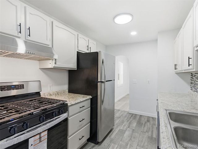 1122 E Elza Avenue, Hazel Park, MI 48030