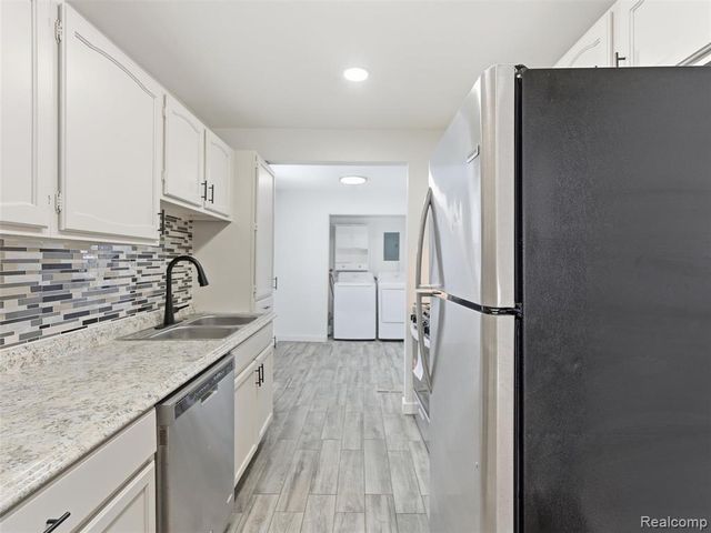 1122 E Elza Avenue, Hazel Park, MI 48030