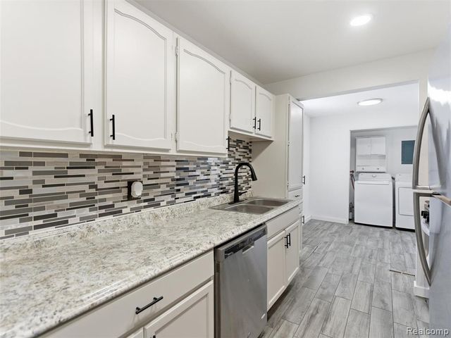 1122 E Elza Avenue, Hazel Park, MI 48030