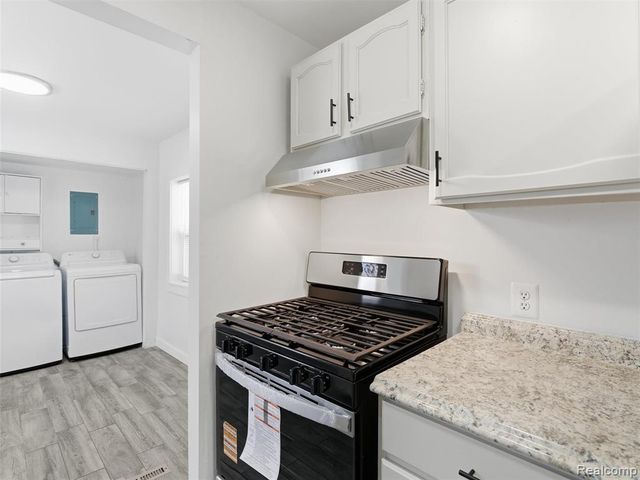 1122 E Elza Avenue, Hazel Park, MI 48030