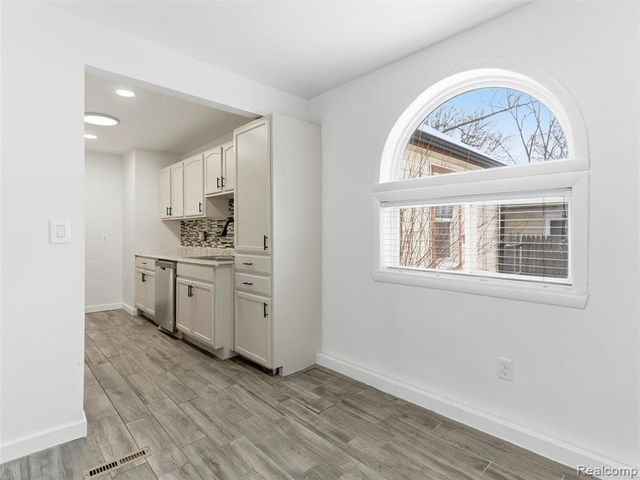 1122 E Elza Avenue, Hazel Park, MI 48030