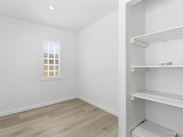 1122 E Elza Avenue, Hazel Park, MI 48030