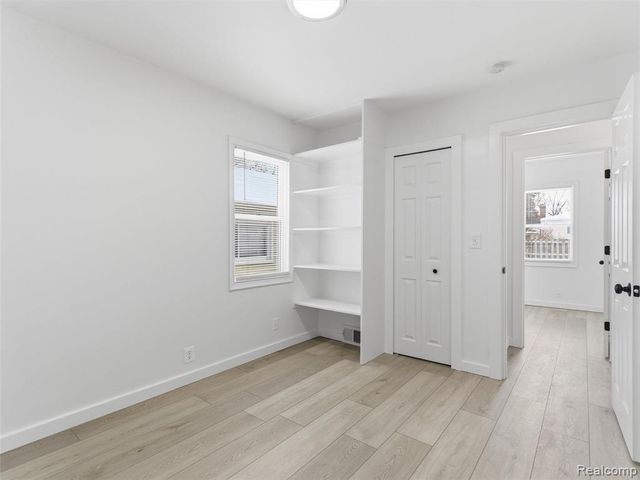 1122 E Elza Avenue, Hazel Park, MI 48030