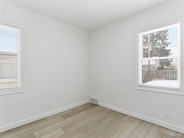 1122 E Elza Avenue, Hazel Park, MI 48030