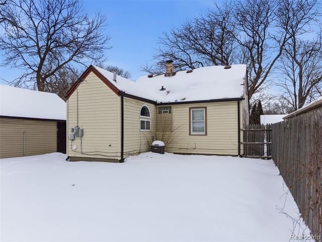 1122 E Elza Avenue, Hazel Park, MI 48030