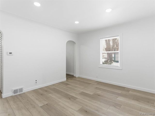 1122 E Elza Avenue, Hazel Park, MI 48030