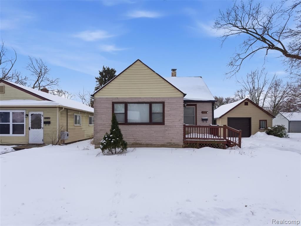 1122 E Elza Avenue, Hazel Park, MI 48030