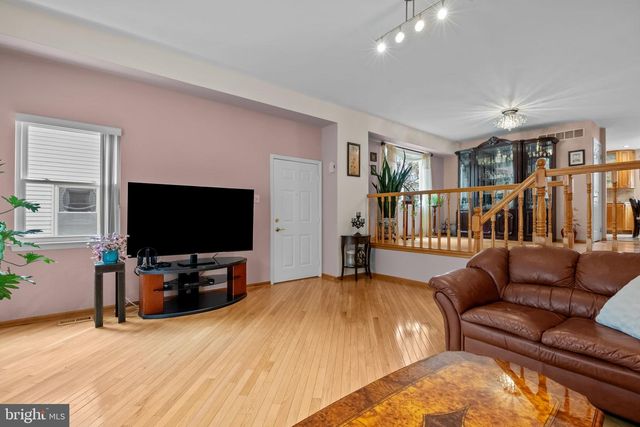 837 N CENTENNIAL SQ N, Philadelphia, PA 19116
