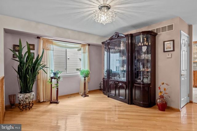 837 N CENTENNIAL SQ N, Philadelphia, PA 19116