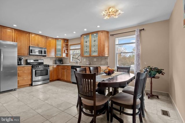 837 N CENTENNIAL SQ N, Philadelphia, PA 19116