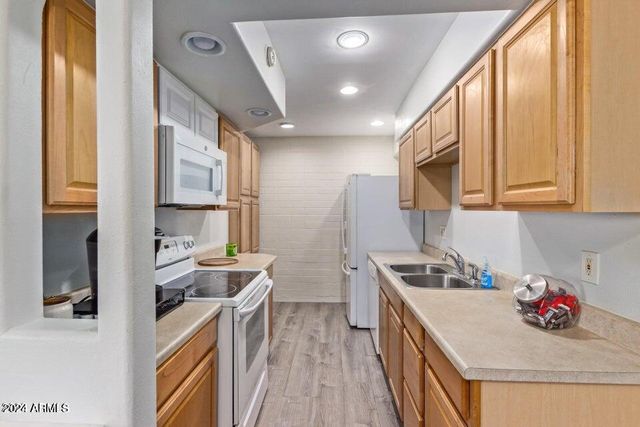 948 S ALMA SCHOOL Road 85, Mesa, AZ 85210