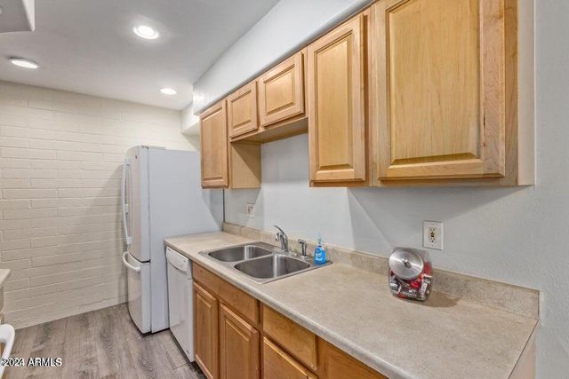 948 S ALMA SCHOOL Road 85, Mesa, AZ 85210