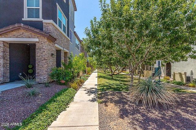 2362 E HUNTINGTON Drive, Phoenix, AZ 85040