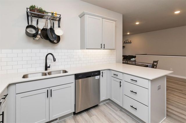 90 Keeneland Court, Pleasant Hill, IA 50327