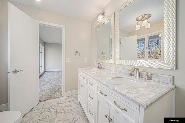 3935 Kristy Plaza, Omaha, NE 68112