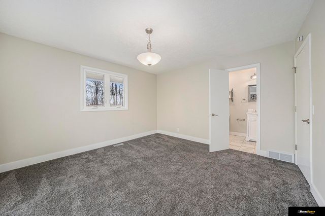 3935 Kristy Plaza, Omaha, NE 68112