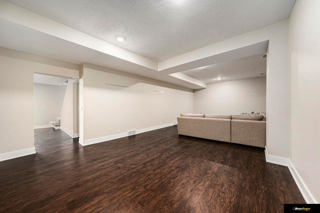 3935 Kristy Plaza, Omaha, NE 68112