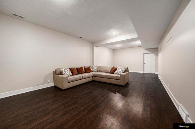 3935 Kristy Plaza, Omaha, NE 68112