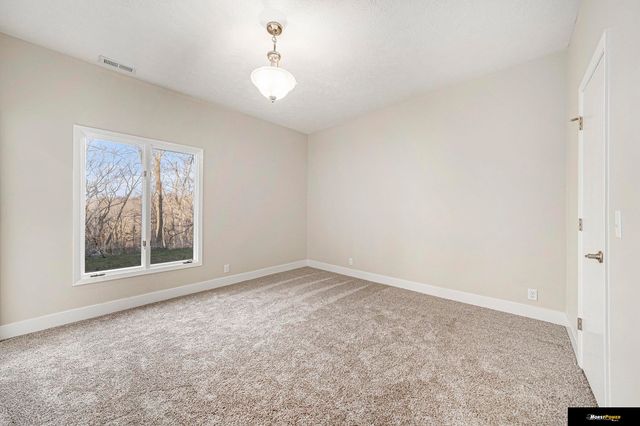 3935 Kristy Plaza, Omaha, NE 68112