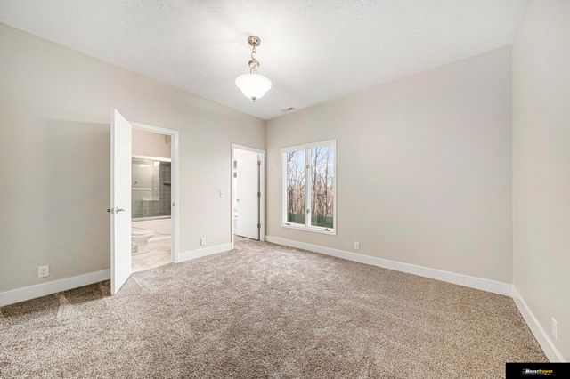 3935 Kristy Plaza, Omaha, NE 68112