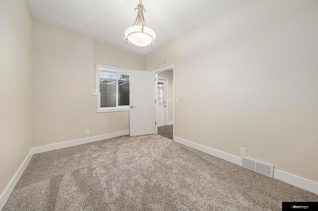 3935 Kristy Plaza, Omaha, NE 68112