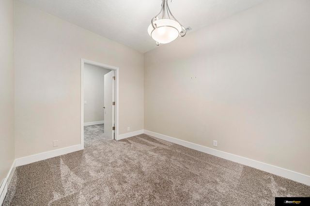 3935 Kristy Plaza, Omaha, NE 68112