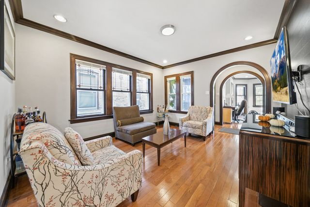 5243 W OAKDALE Avenue, Chicago, IL 60641