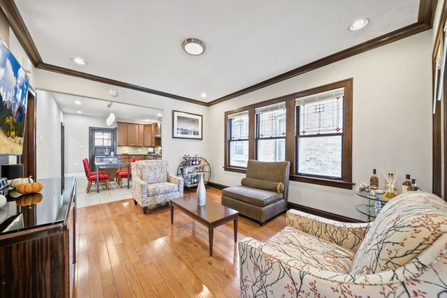 5243 W OAKDALE Avenue, Chicago, IL 60641