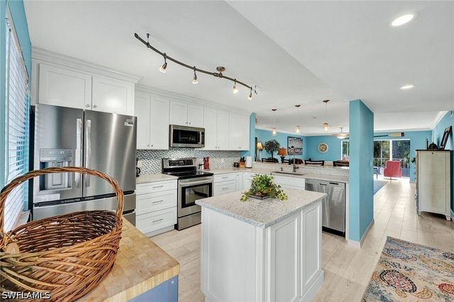 3072 Sandpiper Bay CIR M204, Naples, FL 34112