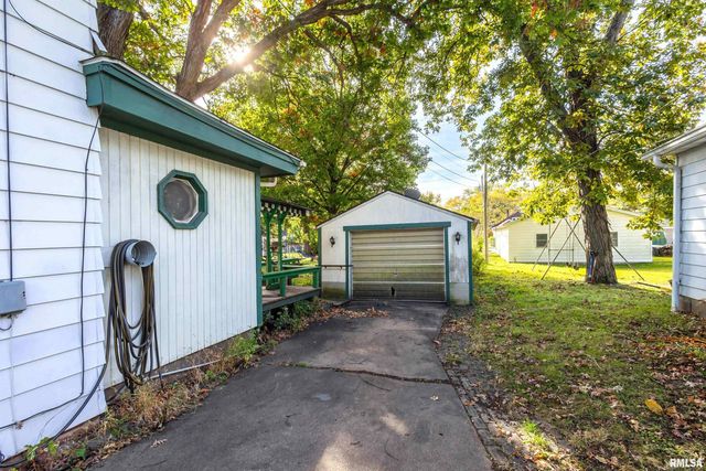 1322 27TH Avenue, Moline, IL 61265