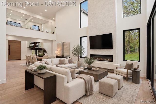 1715 Lone Pine Road, Bloomfield Hills, MI 48302