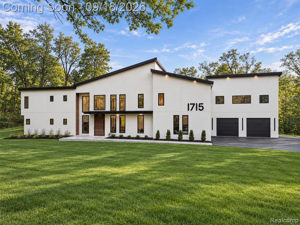 1715 Lone Pine Road, Bloomfield Hills, MI 48302