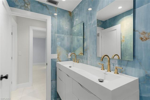 9455 Coventry CT, Sanibel, FL 33957