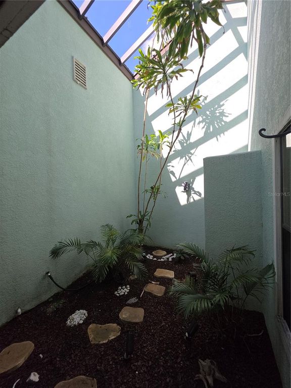 Image 11 of property listing at 7518 4TH AVENUE W, Bradenton, FL 34209