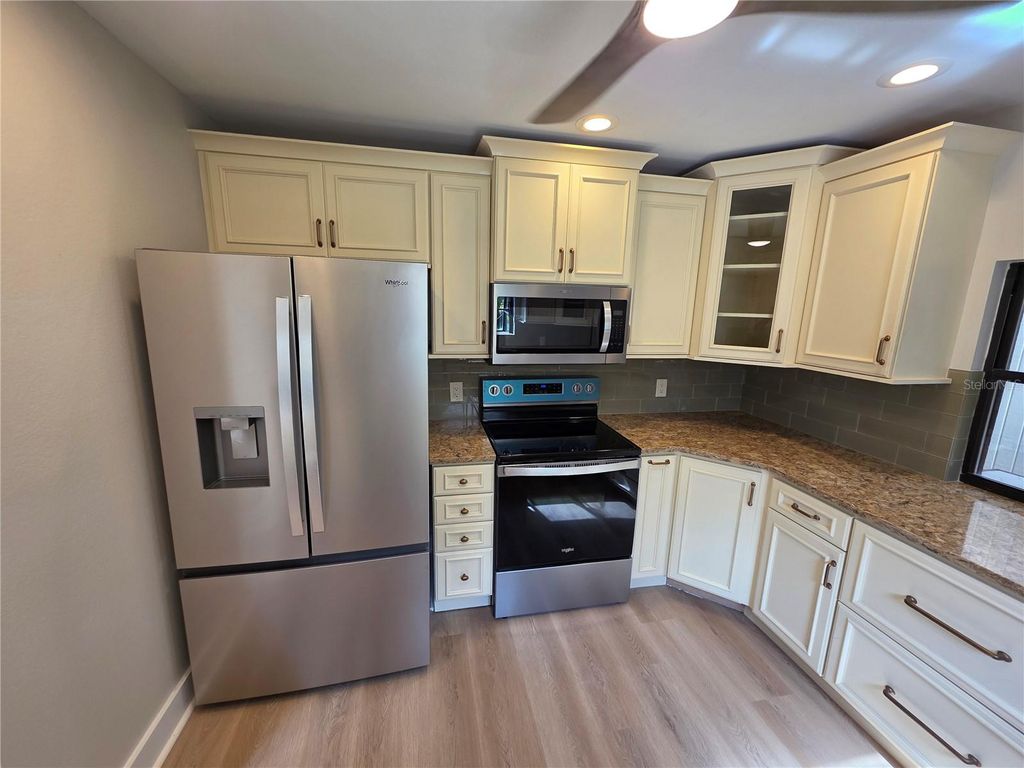 Image 8 of property listing at 7518 4TH AVENUE W, Bradenton, FL 34209