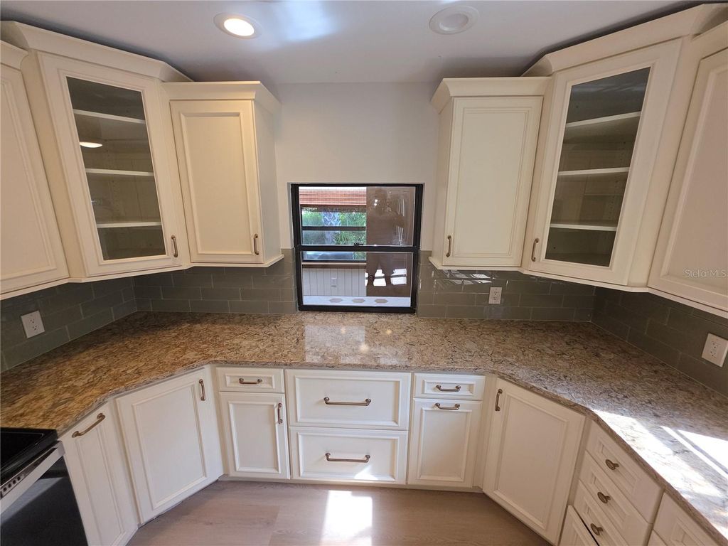 Image 9 of property listing at 7518 4TH AVENUE W, Bradenton, FL 34209