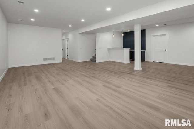 7123 Alvie Lane, Bettendorf, IA 52722