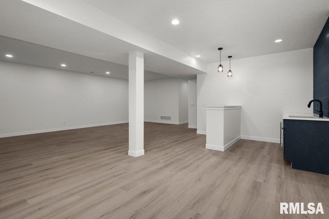 7123 Alvie Lane, Bettendorf, IA 52722