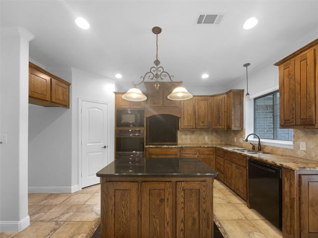 100 Horizon Circle, Azle, TX 76020