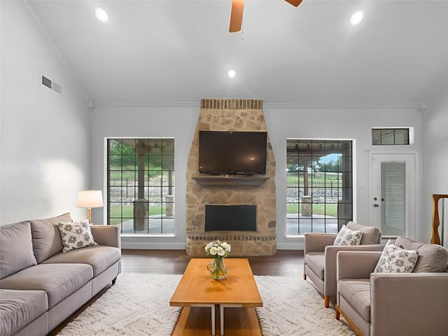 100 Horizon Circle, Azle, TX 76020