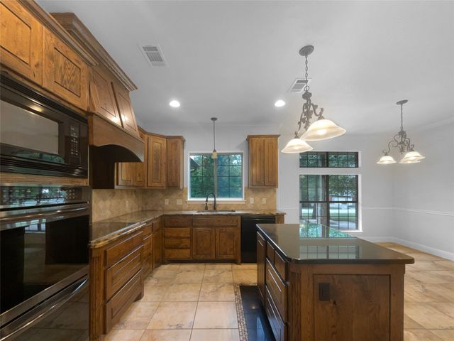 100 Horizon Circle, Azle, TX 76020