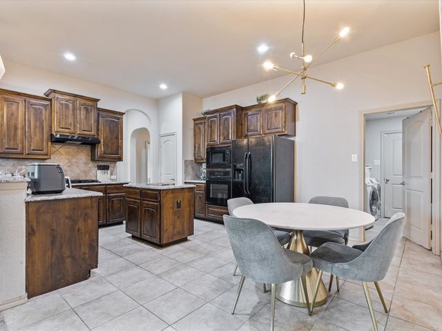 1114 Daventry Drive, Glenn Heights, TX 75154