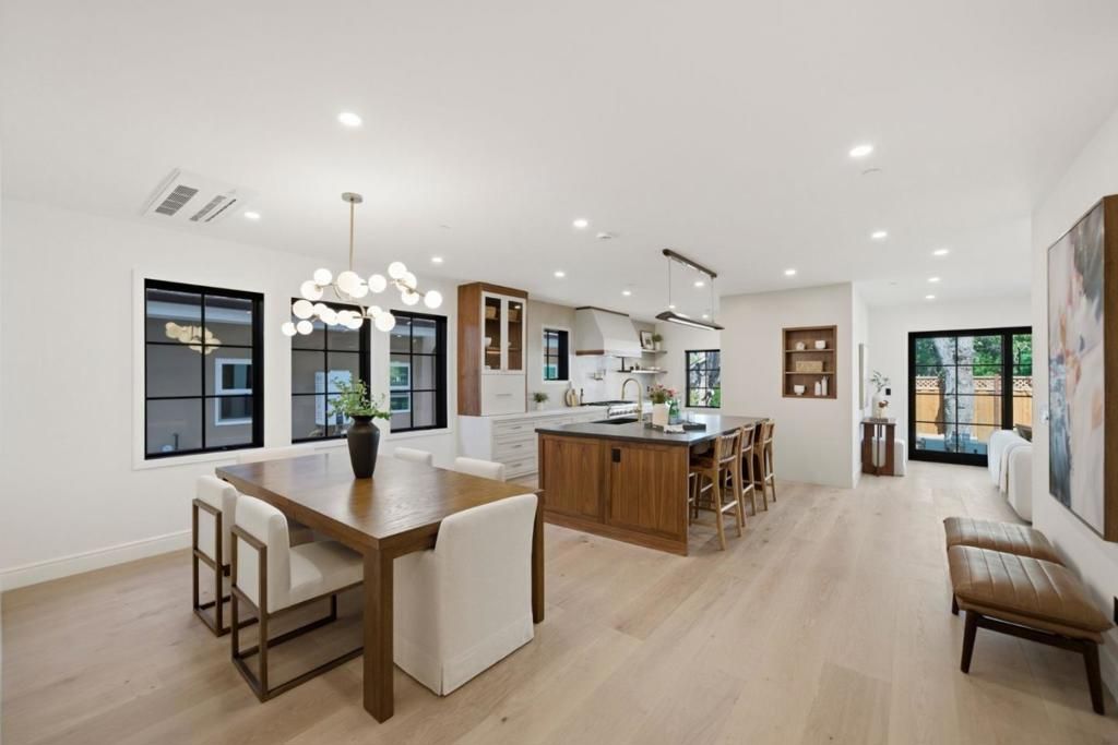 Image 11 of property listing at 1548 Cypress Avenue, Burlingame, CA 94010