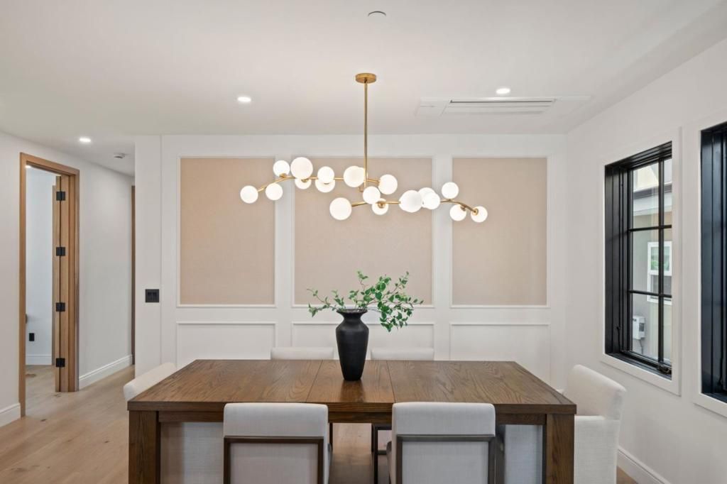 Image 12 of property listing at 1548 Cypress Avenue, Burlingame, CA 94010