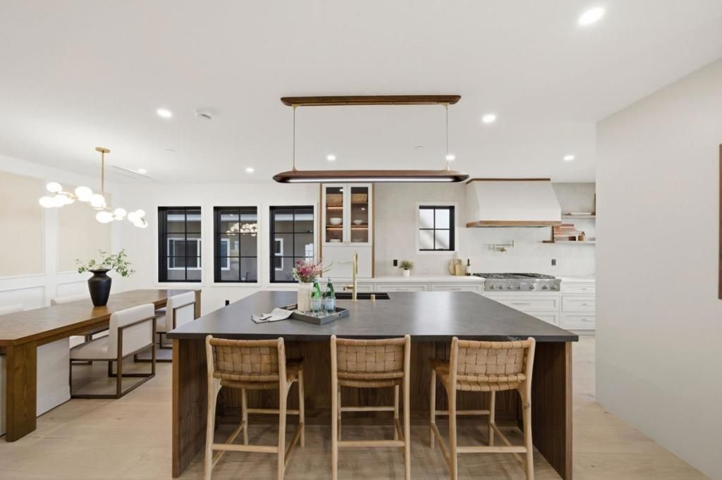 Image 13 of property listing at 1548 Cypress Avenue, Burlingame, CA 94010