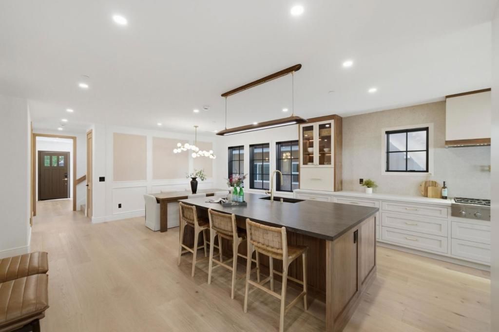 Image 14 of property listing at 1548 Cypress Avenue, Burlingame, CA 94010
