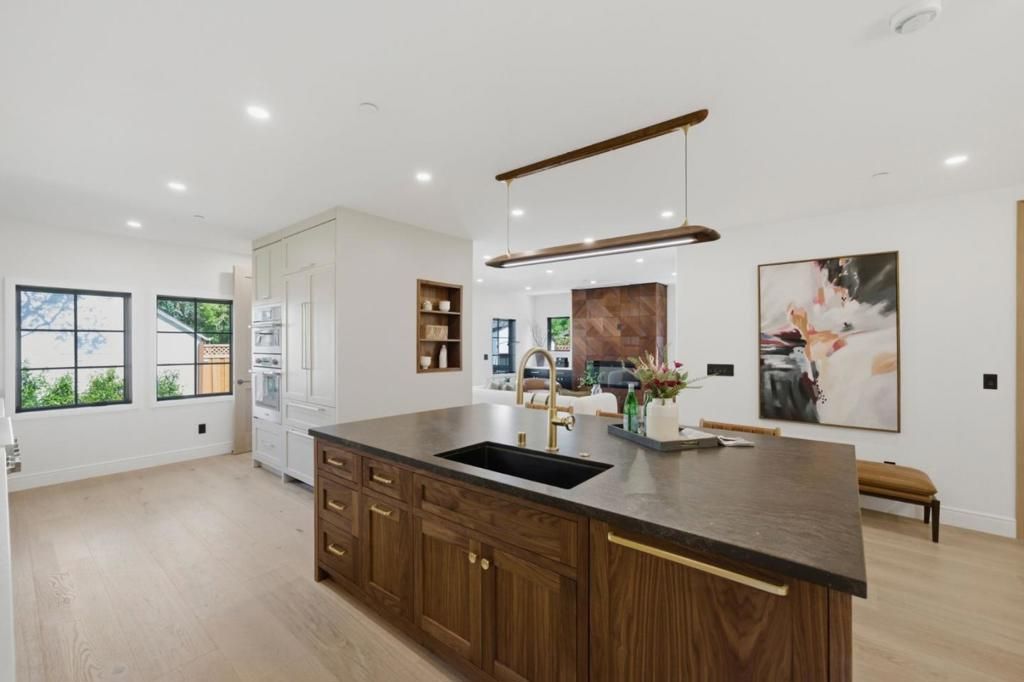 Image 15 of property listing at 1548 Cypress Avenue, Burlingame, CA 94010