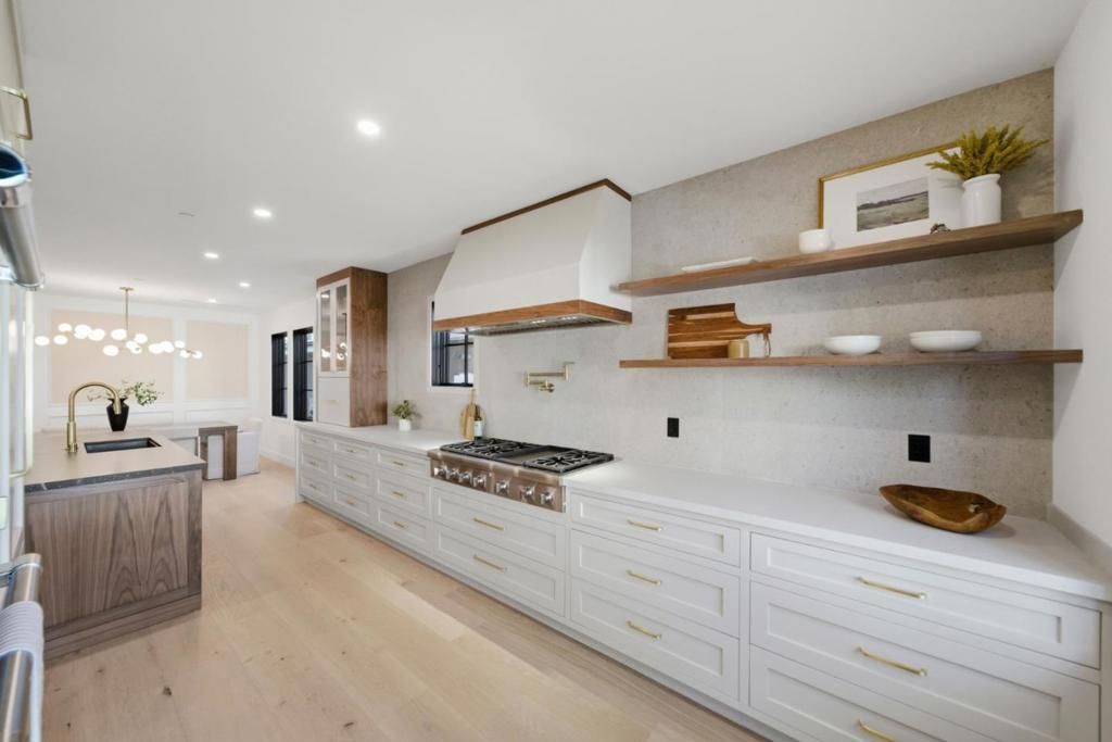 Image 16 of property listing at 1548 Cypress Avenue, Burlingame, CA 94010